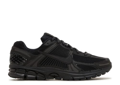 nike-zoom-vomero-5-triple-black-1.jpg